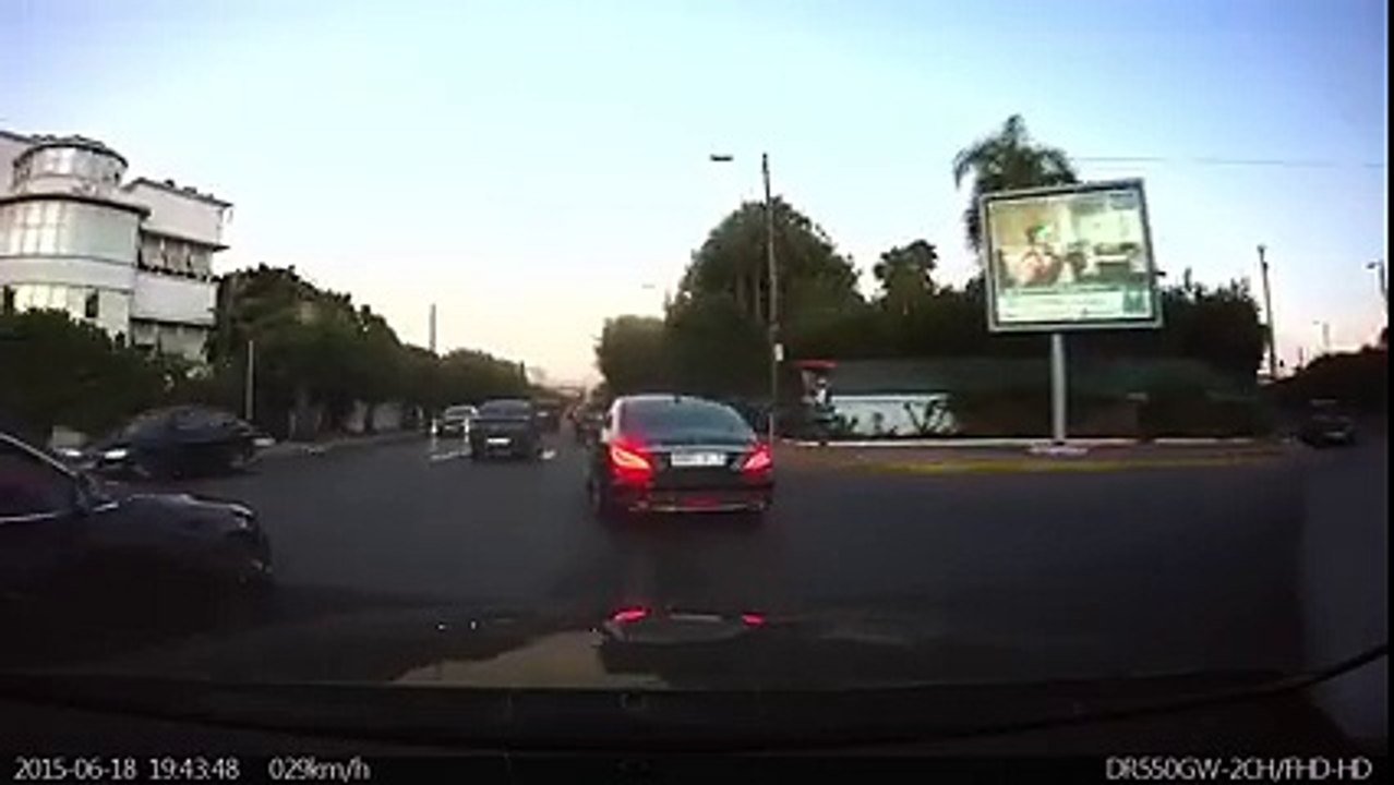 Des fils à papa sans cervelle agresse un citoyen marocain