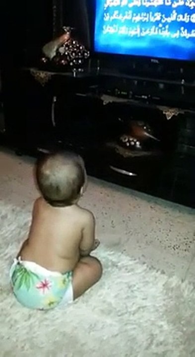 Un bébé marocain écoute du coran, merveuilleux