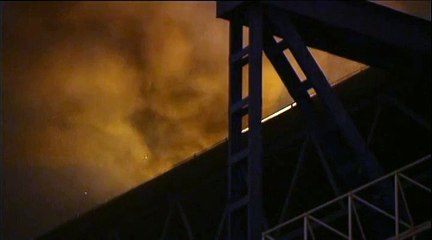 Les pompiers luttent contre un important incendie à la Cité des sciences, à Paris