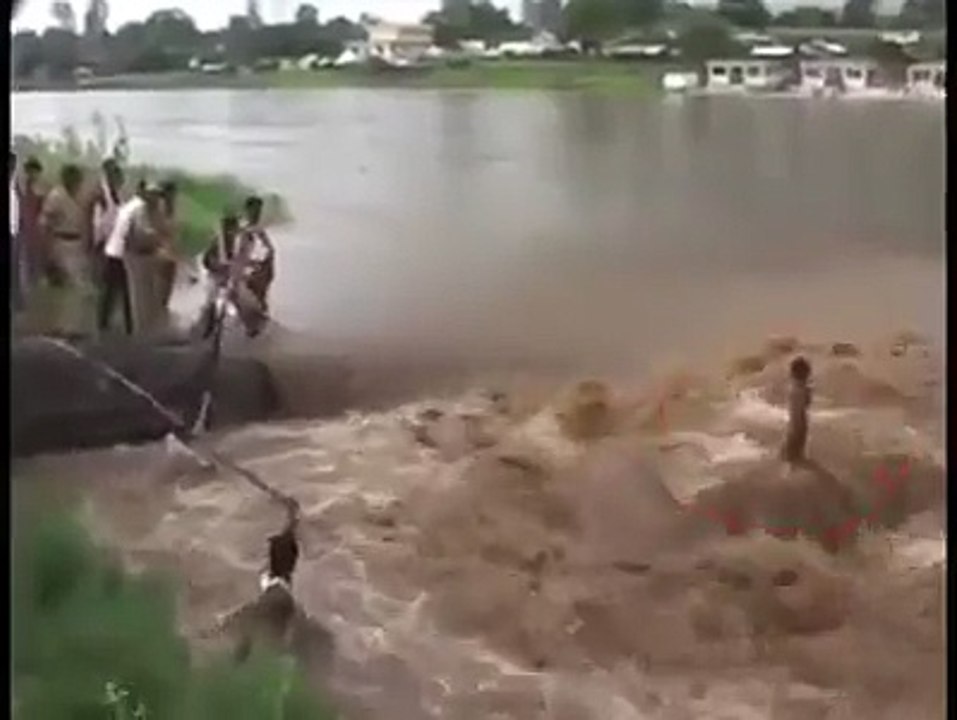 سبحان الله شاهد كيف حفظ الله هذا الولد لا إله إلا الله الحفيض العليم