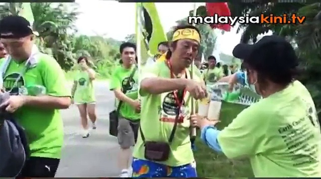 Penganjur perarakan anti-Lynas terharu dipeluk rakan