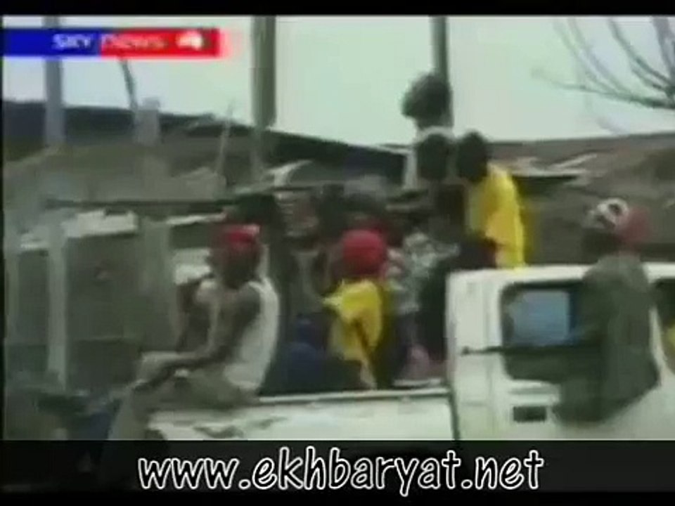 قتل عدة اشخاص بالرشاش على الهواء.flv