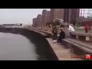Evsiz adamı uyurken denize attılar