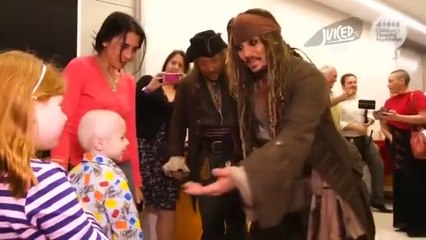 Джонни Депп навестил больных детей в образе Джека Воробья