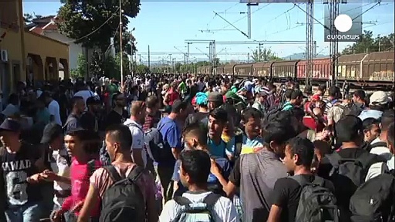 Calais migrant deadlock prompts new talks