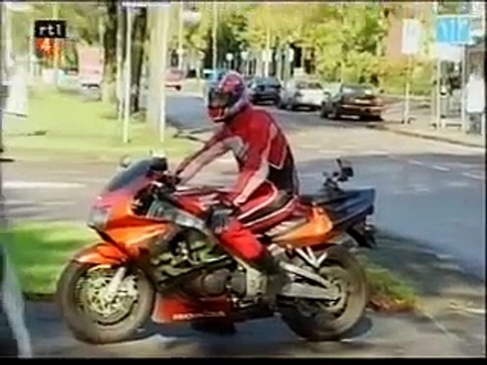 Gevaar op de weg Honda CBR 1000F 260 km/uur Danger on the road No crash