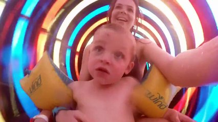 Les enfants à la piscine