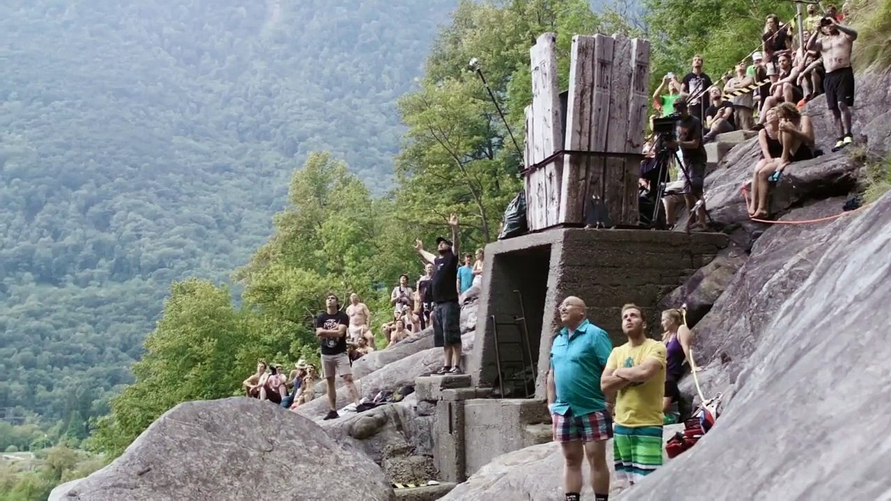 Il bat le record du monde de plongeon avec un saut de 59 mètres