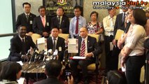 Nazri Aziz signs Batang Kali petition