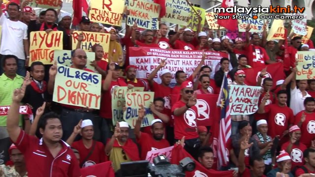 Red-clad Kelantanese in Putrajaya for oil royalty ruling