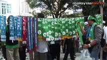 Penyokong Pakatan berhimpun minta Soi Lek minta maaf