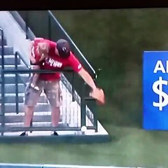 Il manque de faire tomber sa fille pour une balle de baseball !