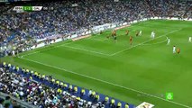 فيديو | جماهير سانتياغو بيرنابيو تُحيي شنايدر (لاعب ريال مدريد السابق) بعد خروجه من الملعب.