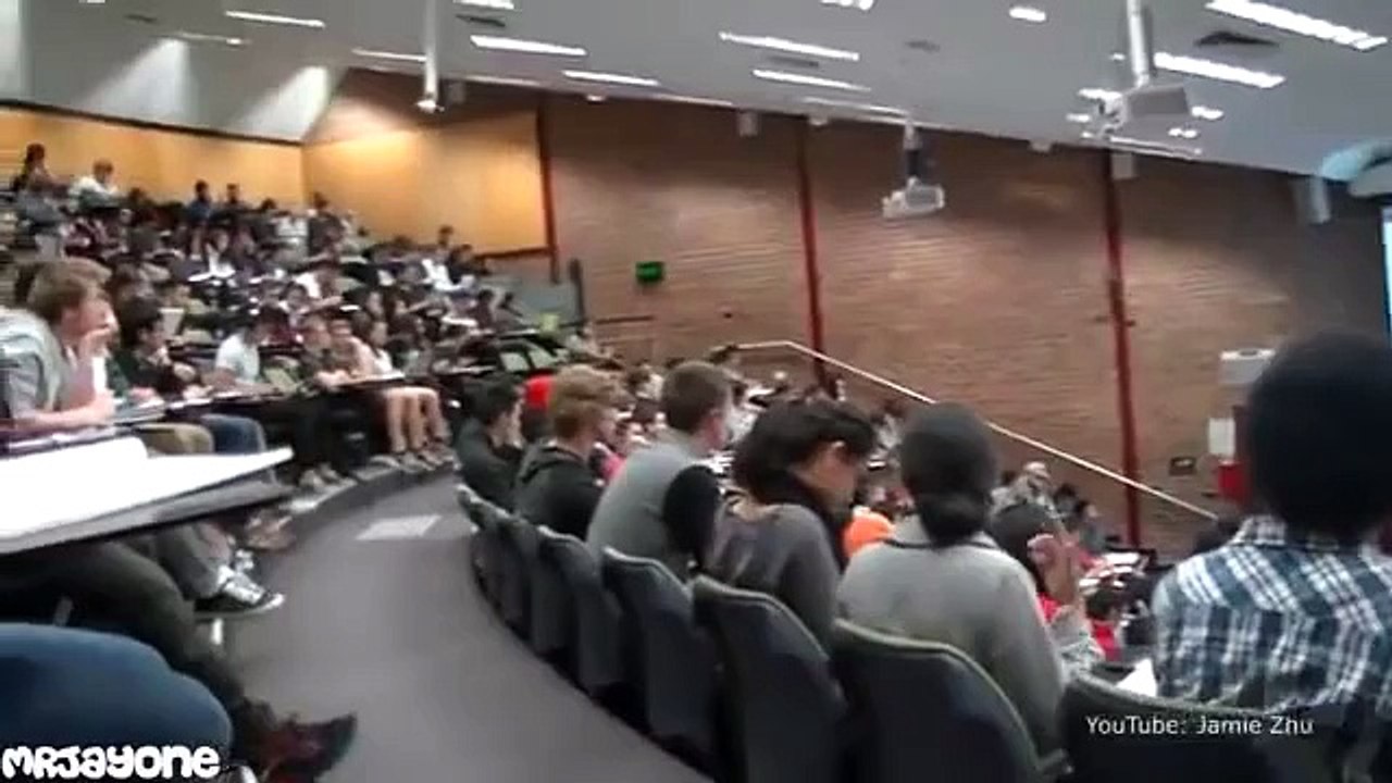 Grillé en train de regarder un porno pendant un cours