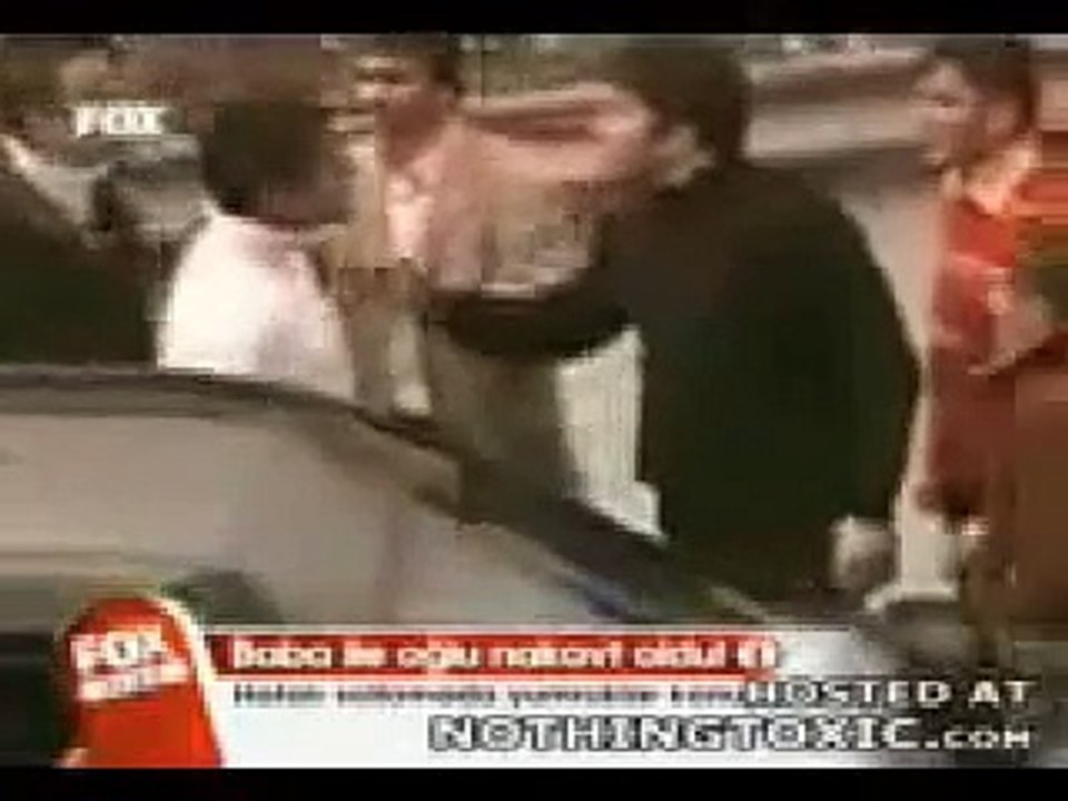 Боксер против толпы!