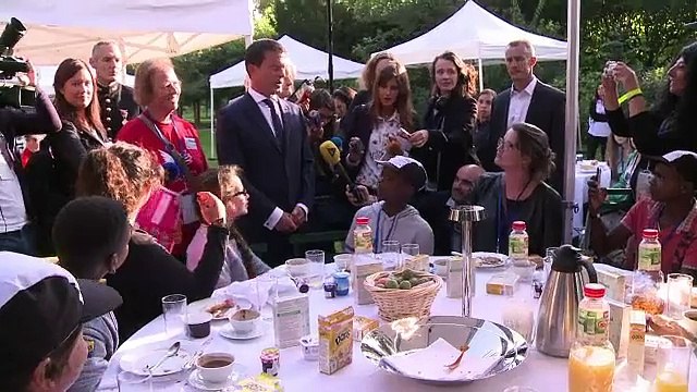 Valls accueille à Matignon les «oubliés des vacances»