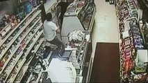 Un braqueur avec une épée surpris par le patron du magasin qui a un plus gros sabre que lui!