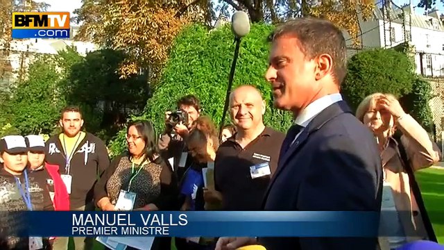 Valls reçoit les oubliés des vacances à Matignon