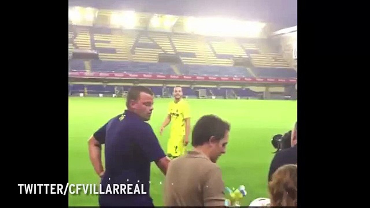 Roberto Soldado Kicks Balls Towards Fans At Villarreal Unveiling   Misses Twice