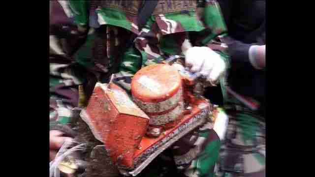 Recuperados los cadáveres y las cajas negras del avión estrellado en Papúa