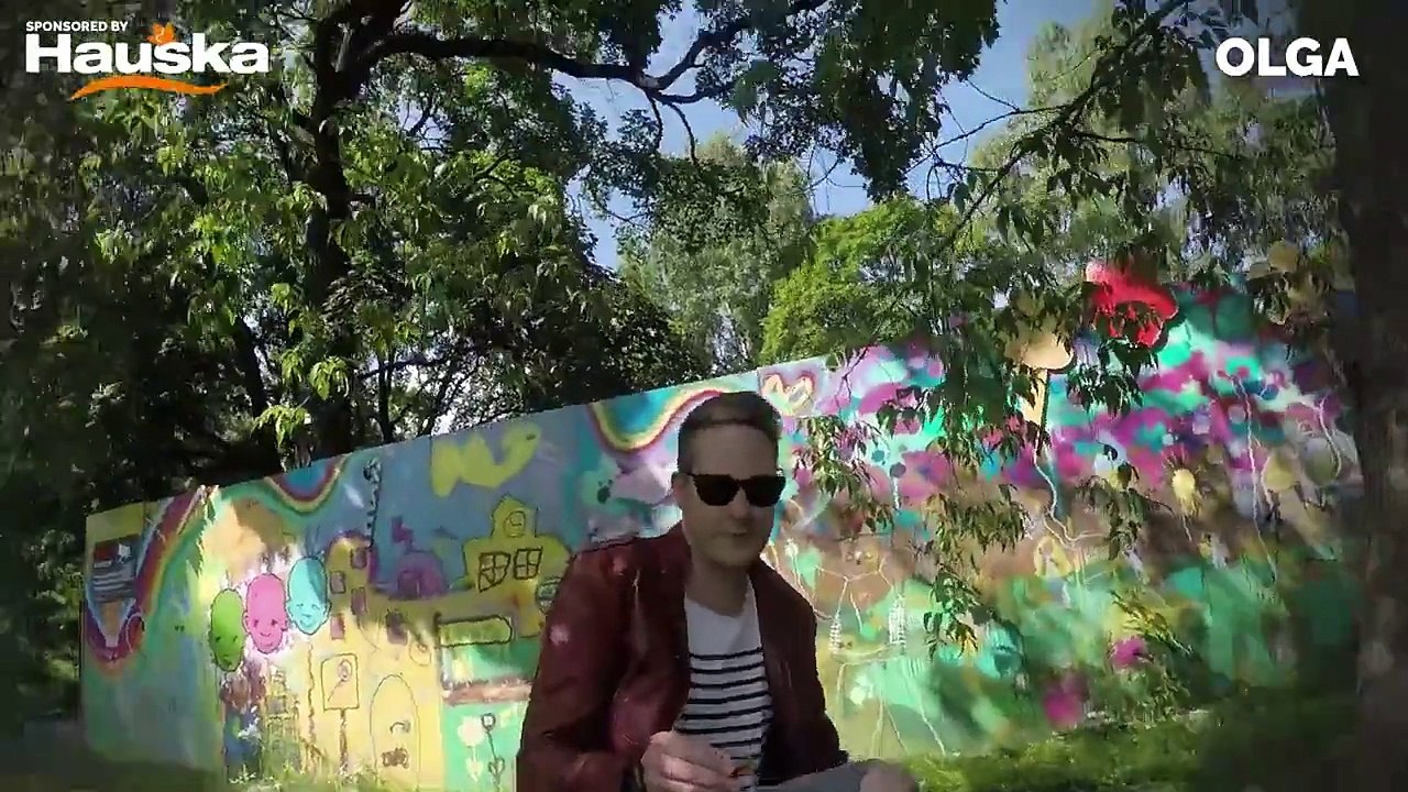 Cet homme réalise des tours de magie pour les chiens