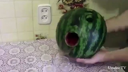 Как сделать смузи в арбузе (How to make a smoothie in watermelon)