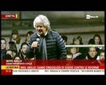 Grillo dal palco dalla Notte dell’onestà lancia un “vaffa” a Renzi   24 gennaio 2015