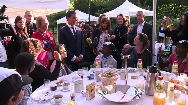 Valls accueille à Matignon les oubliés des vacances