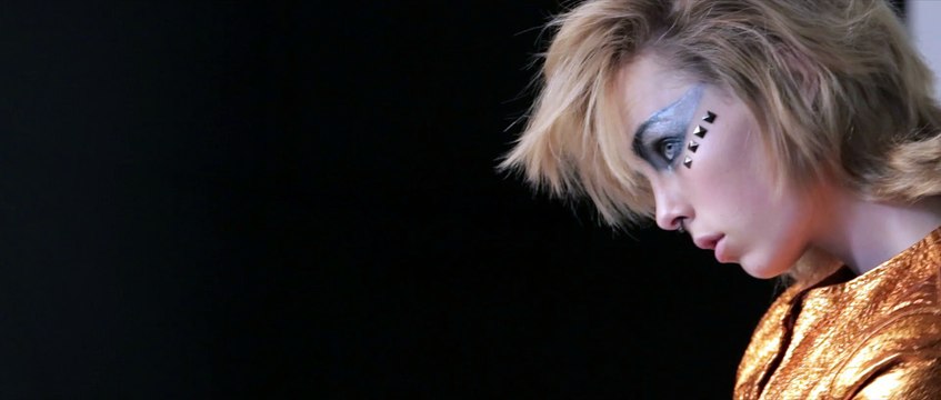 En coulisse d’une séance beauté de Vogue Paris avec Edie Campbell