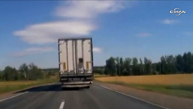 Hatalı sollama yapan otomobil TIR'ı devirdi