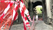 Napoli - Maltempo, crolla una parete del teatro romano di via Anticaglia (18.08.15)