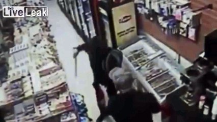 Braqué à la machette, il fait fuir ses assaillants avec une épée