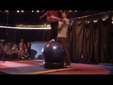 Atelier Boulle d'équilibre à Crea spectacles Caen Sous le chapiteau de CREA, on découvre les techniques de jonglerie