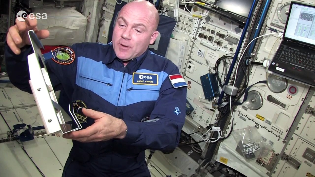 André Kuipers shows that foams are affected by gravity