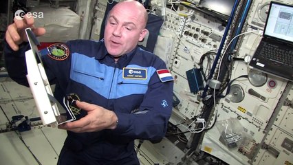 André Kuipers shows that foams are affected by gravity
