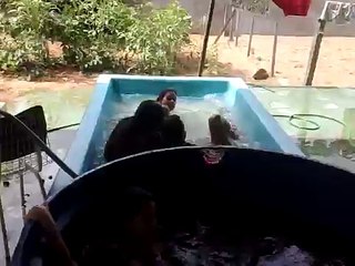 Meninas na água quente