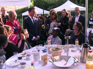 70.000 "oubliés des vacances" découvrent la Tour Eiffel et Manuel Valls