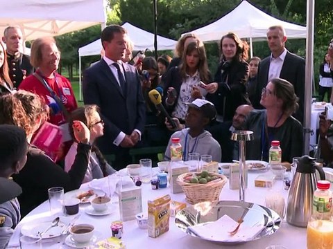 70.000 oubliés des vacances découvrent la Tour Eiffel et Manuel Valls