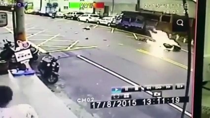 Así se incendió una moto tras fuerte choque