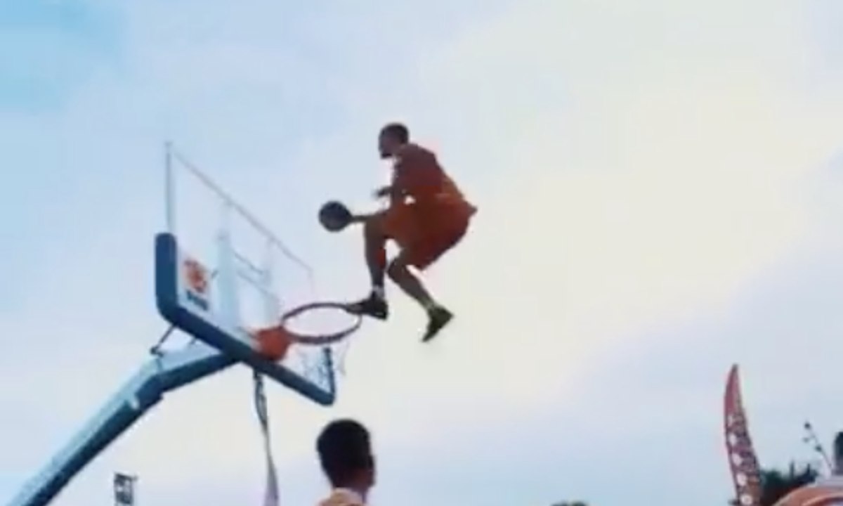 Le Dunk le plus incroyable jamais réalisé au Basket !