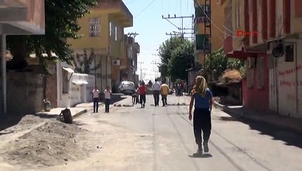 Polisler Türk bayrağını tekbirlerle göndere çekti