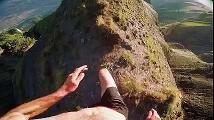 Un homme  fait son jogging du soir sur la crête d'une montagne