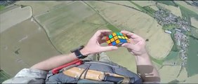 Paracaidista resuelve un cubo Rubik mientras cae al vacío y se vuelve viral