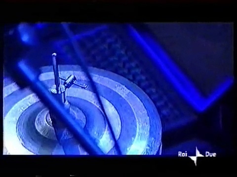 Beginning French (in Italian) & O Superman - Laurie Anderson Live in San Remo 2001