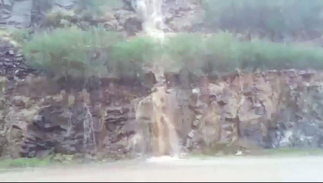 امطار غزيرة على رجال المع اليوم