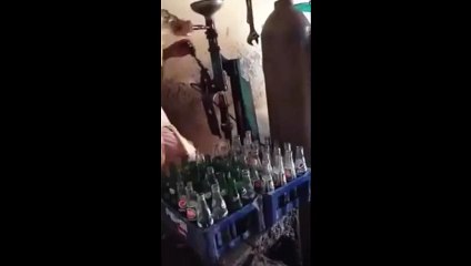 باكستاني يغش البيبسي بطريقة يدوية