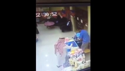 سعودي يحتال على بائع في اول ايام رمضان بشكل مدهش