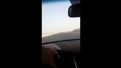 سائق سياره يدعو على صاحب هايلكس وفجأة وجده امامه صار عليه حادث