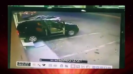 سرقة مركز تجاري بشكل غريب بعد تحطيم واجهته بالسياره