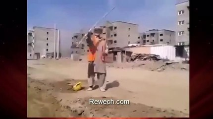 عامل شايب يلعب بالرفش بمهارة